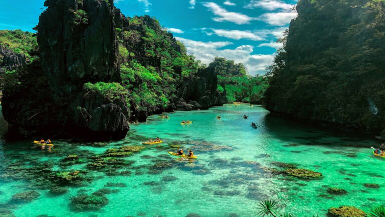 Kayaking in El Nido lagoon